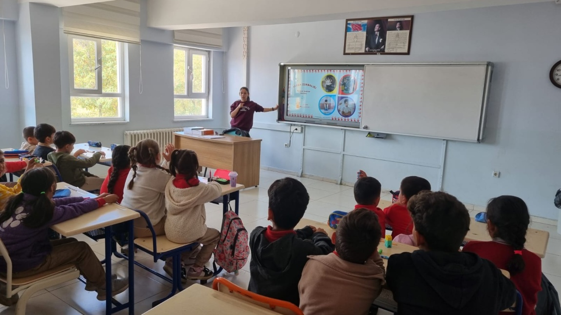 NAZIMİYE İLÇESİNDEKİ OKULLARDA, ÖĞRENCİLERE YÖNELİK SEMİNERLER VERİLDİ.